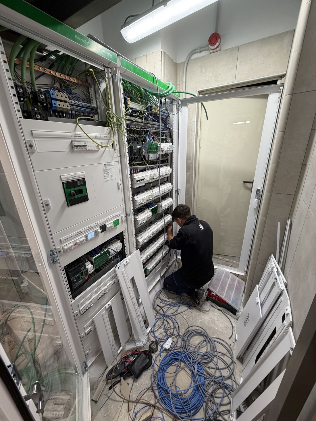 Installazione di cablaggio strutturato in armadio rack
