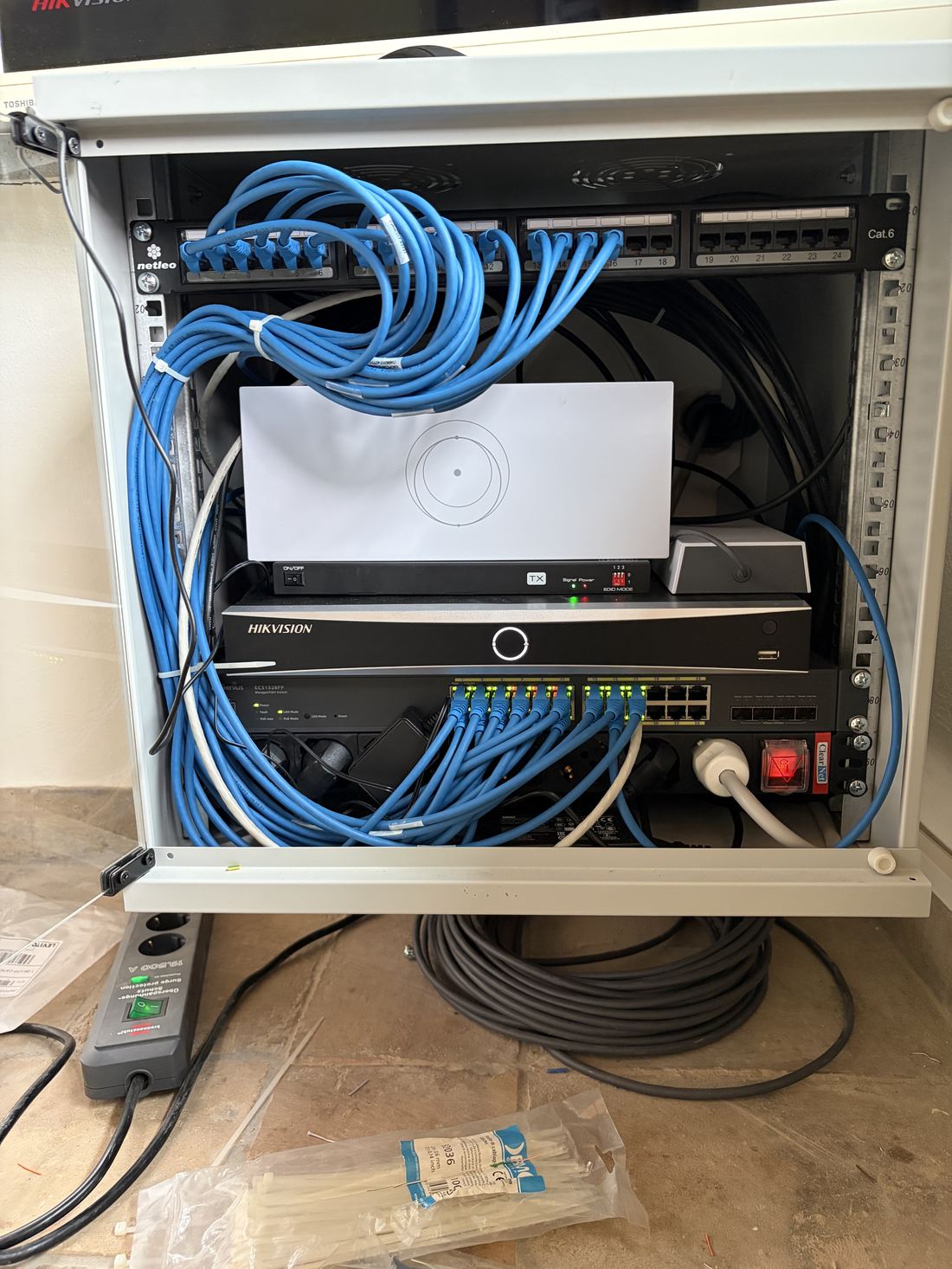 Sistema di videosorveglianza con registratore di rete Hikvision
