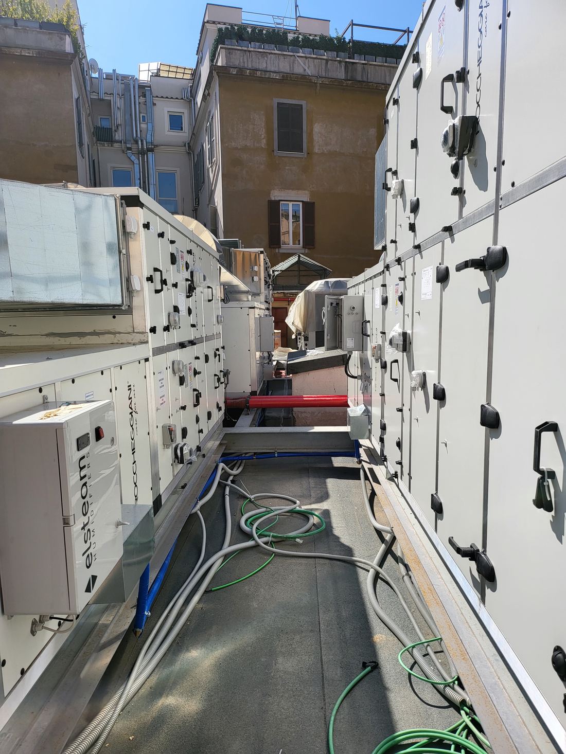 Unità di trattamento aria installate in copertura a Roma